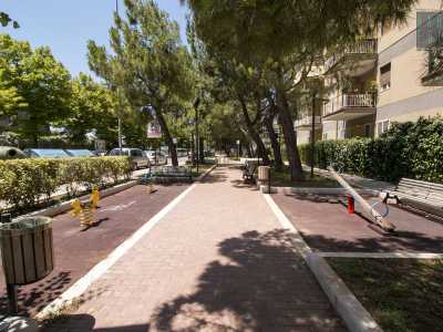 Sulla strada trova spazio anche un�area riservata ai giochi per bambini, circondata da panchine e �immacolati� cestini della spazzatura